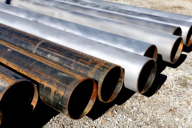 sandblasting metal pipes